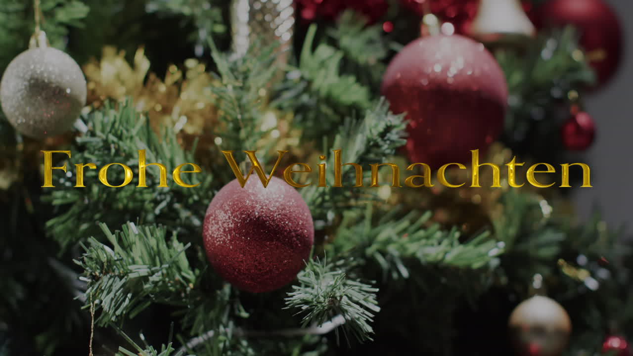 frohe weihnachten texto en oro sobre las decoraciones en el árbol de navidad