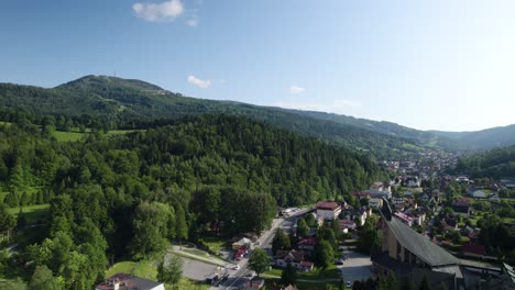 tomada de avión no tripulado de la impresionante ciudad montañosa en polonia, szczyrk