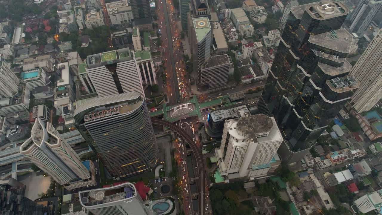 tráfico en el centro de negocios de bangkok, tailandia