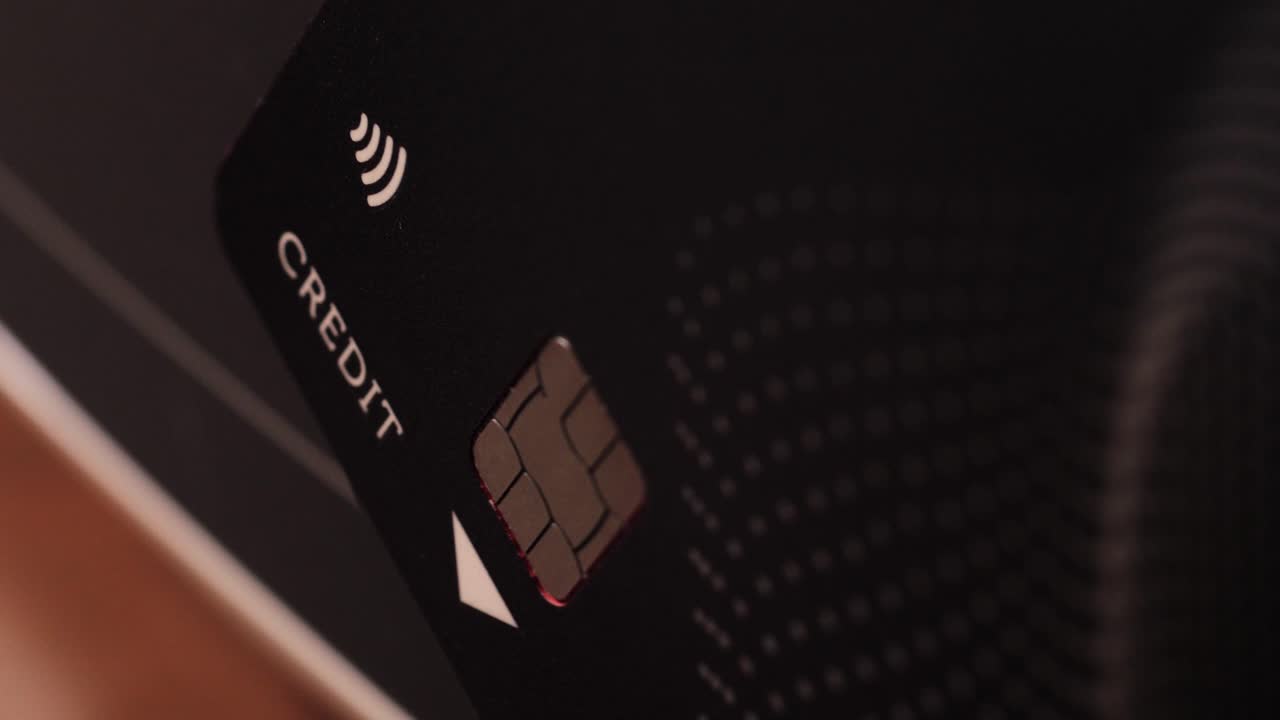 La carta di credito tocca il lettore contactless e si allontana dopo l'approvazione del pagamento.