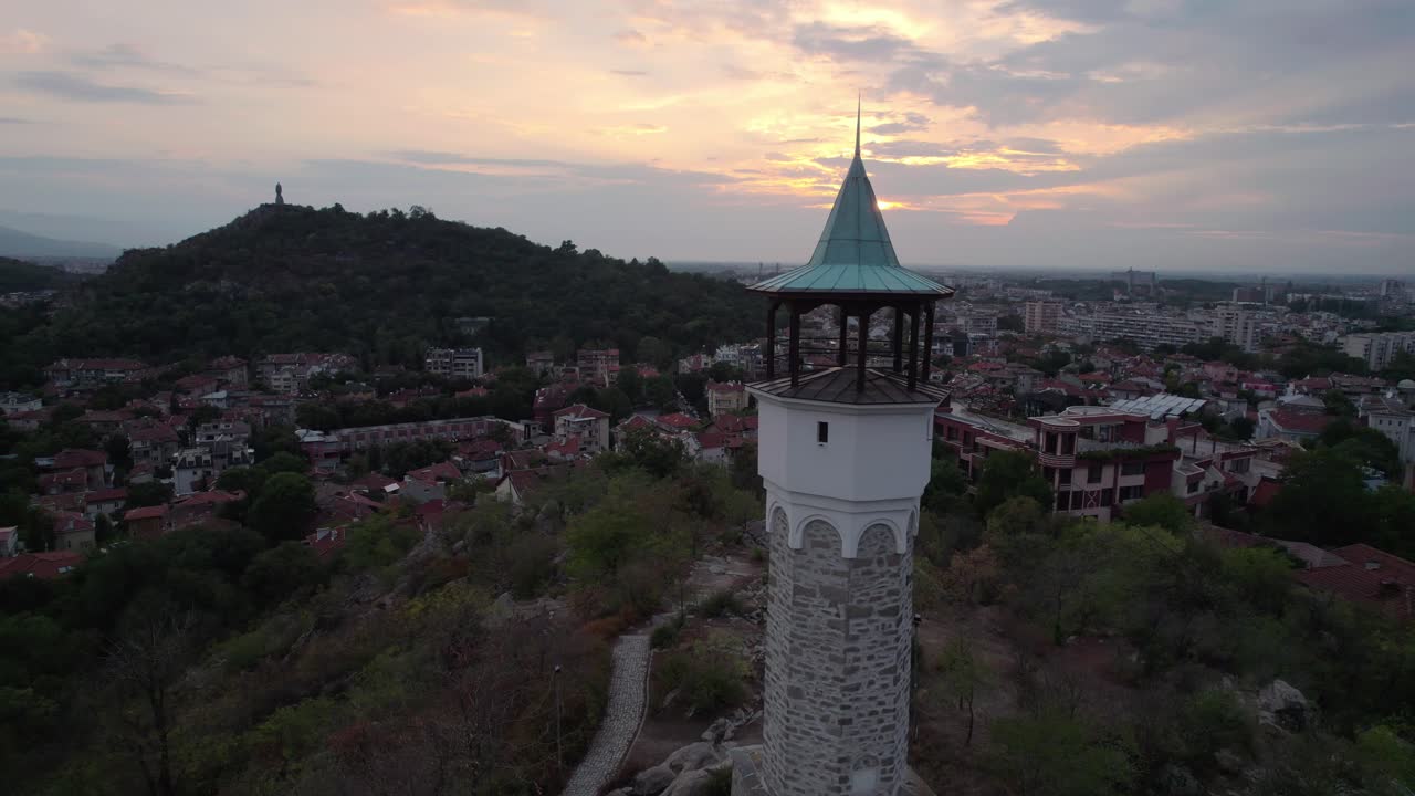 Vista aerea della Torre dell'Orologio nel centro storico di Plovdiv con cieli al tramonto