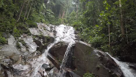 Alto-Flujo-De-Agua-Bajando-En-Una-Velocidad-De-Cámara-Lenta