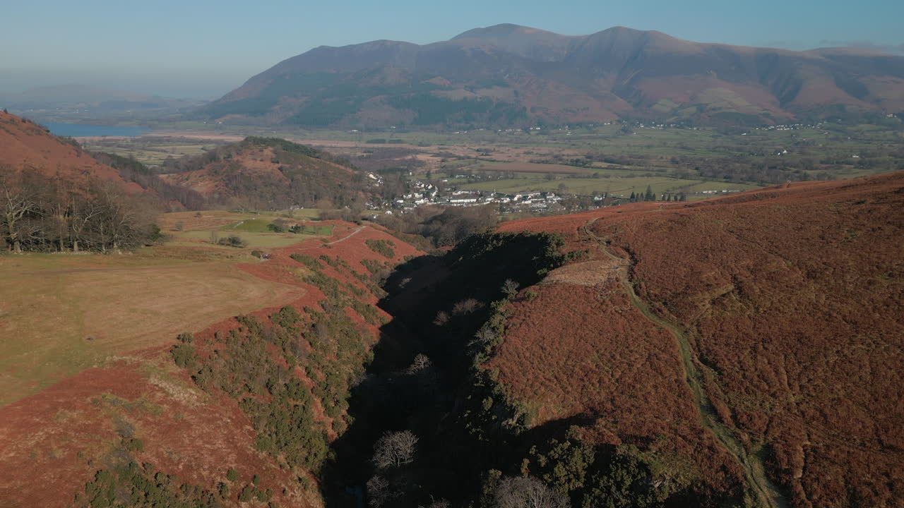 영어 호수 지구 영국에서 녹색 계곡과 먼 산을 드러내는 상승으로 그림자의 협곡