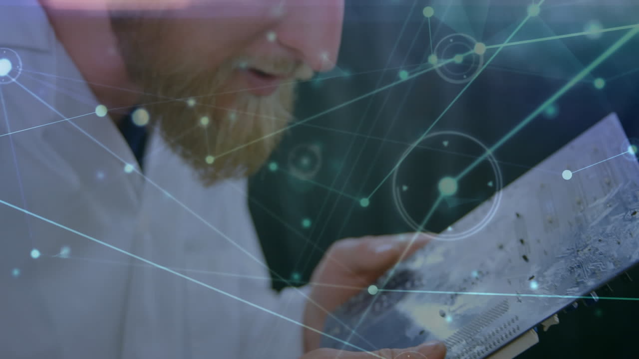 animación de la red de conexiones sobre el hombre caucásico reparando hardware de computadora