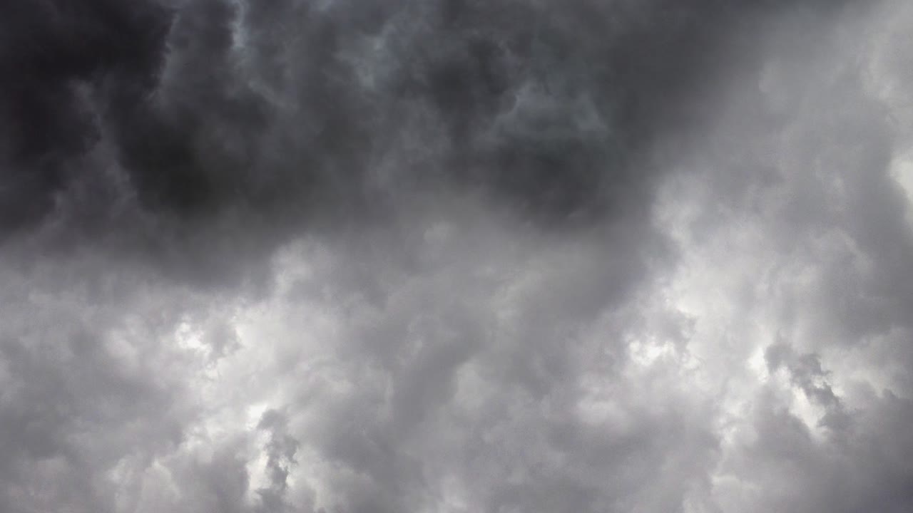 극적인 어두운 구름 폭풍 배경 보기