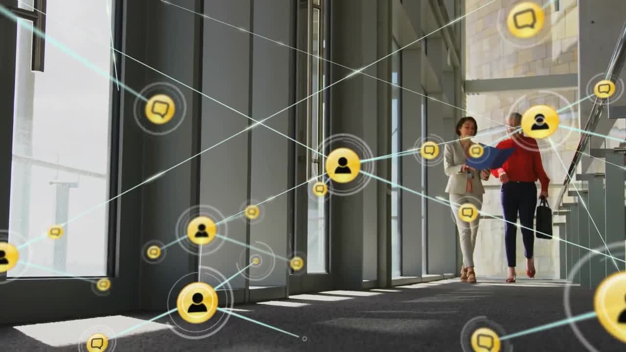 animación de una red de iconos digitales sobre dos mujeres de negocios diversas discutiendo en una oficina moderna