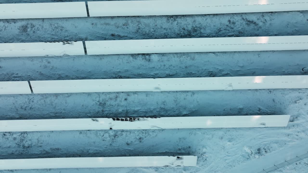 스칸디나비아의 겨울 저녁에 눈 인 태양 전지판 위에서  다운 드론 촬영