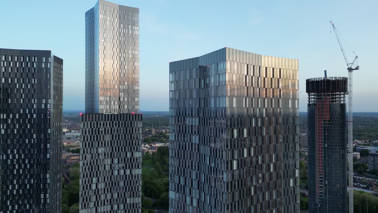 летающий беспилотник проходит мимо башен динсгейт в центре манчестера.