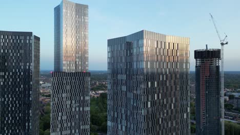 vuelo aéreo de drones que pasa por las torres deansgate en el centro de la ciudad de manchester