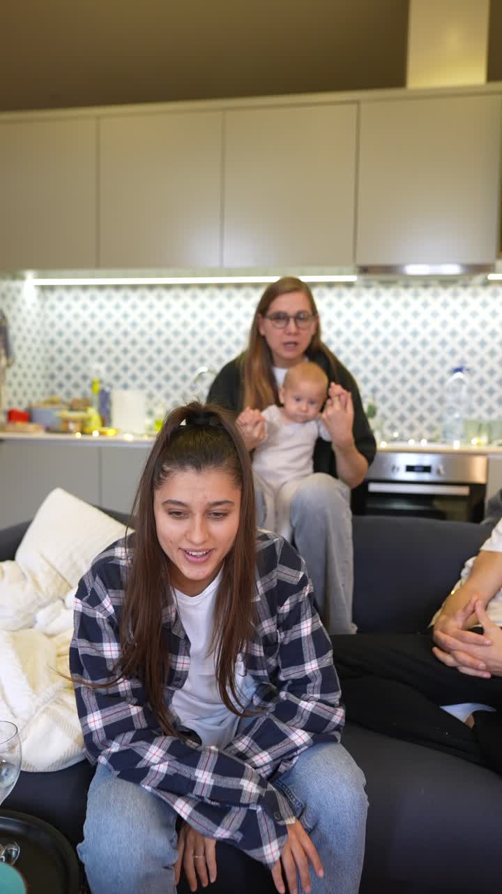 집에서 가족 모임