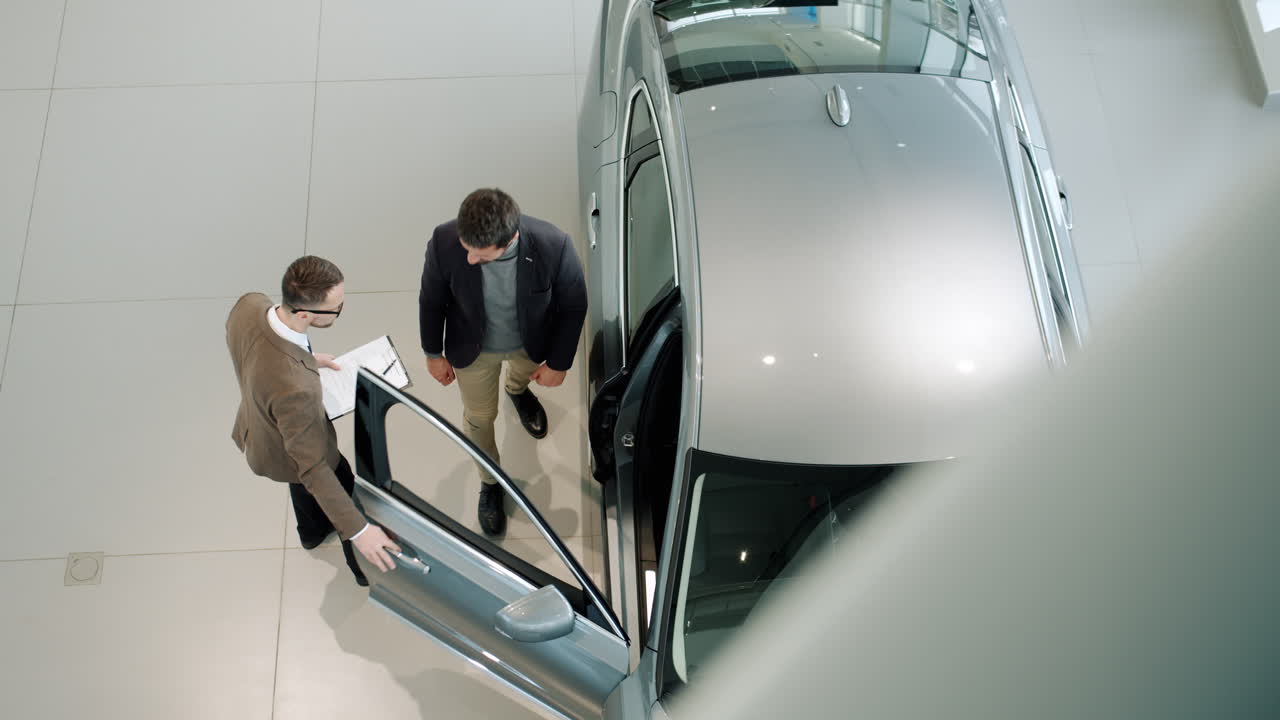 vendedor de coches mostrando el coche al cliente