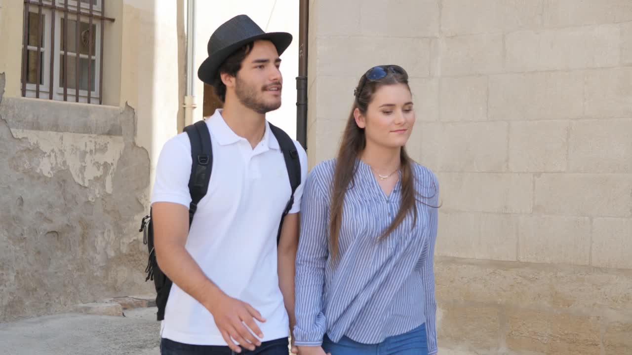 una pareja joven y alegre en un fin de semana cultural. viaje a la ciudad. descubriendo juntos una ciudad europea histórica en verano.