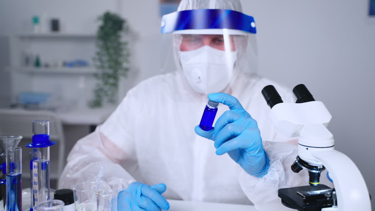 실험실 환경에서 플을 조사하는 과학자