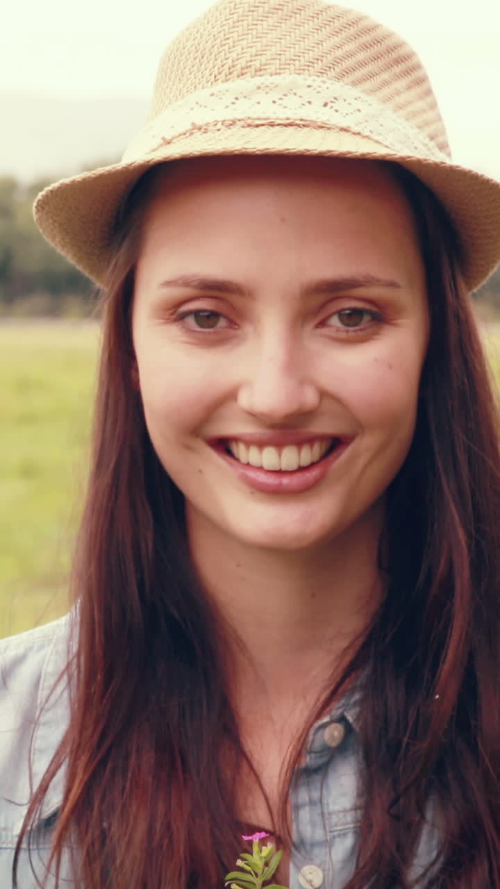 mujer feliz sosteniendo flores en maceta
