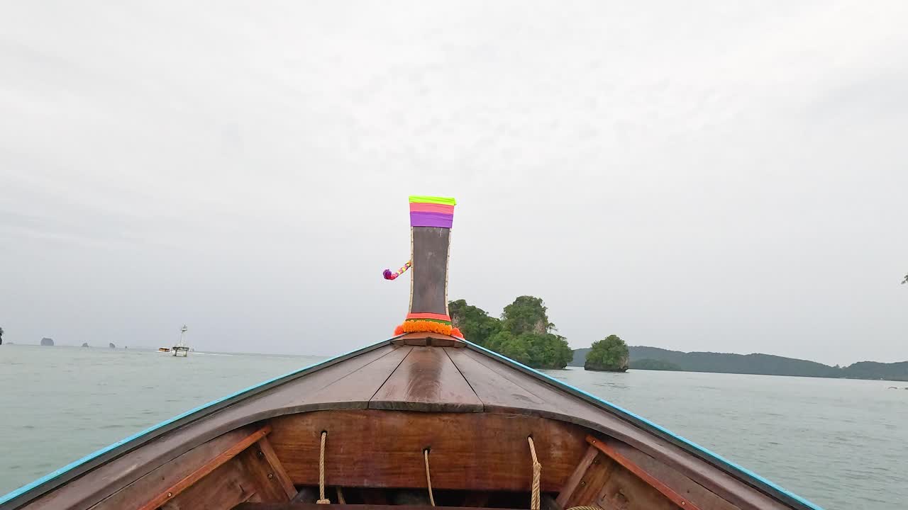 barco viaja a través de paisajes oceánicos e islas