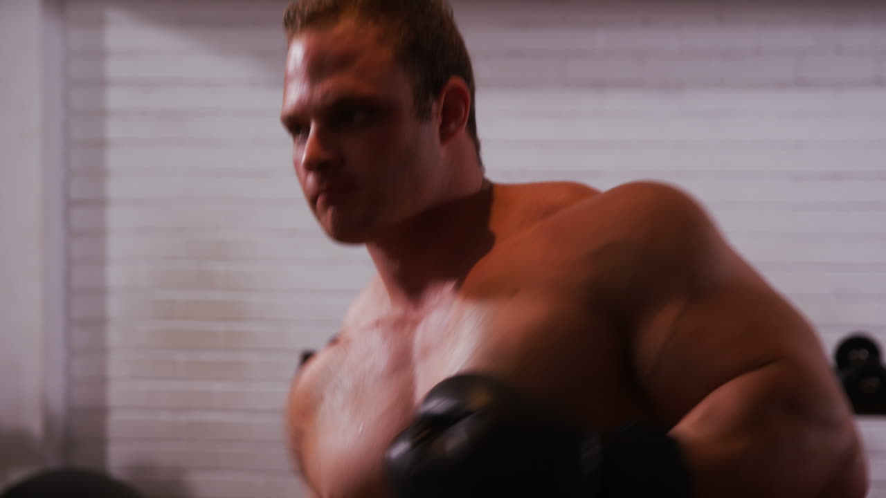 hombre practicando boxeo