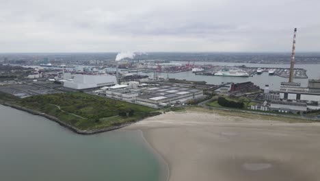 pilas poolbeg estación de generación de energía en las afueras del puerto de dublín