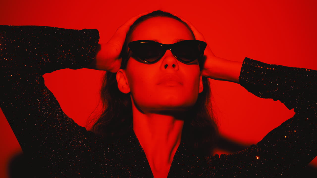 은 빛의 여성 패션 초상화