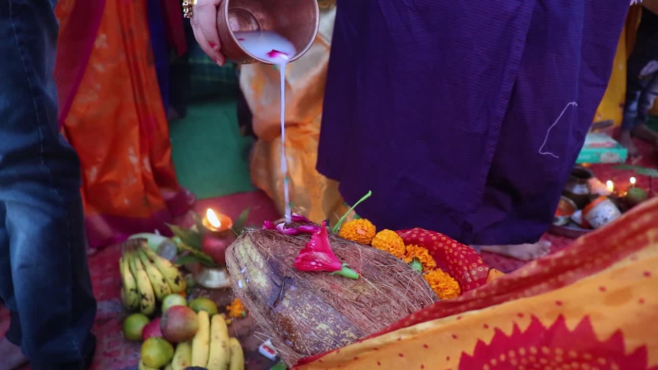 devota haciendo rituales sagrados en el festival desde diferentes ángulos el video se toma en las ocasiones del festival chhath que se utiliza para celebrar en la india del norte el 28 de octubre de 2022