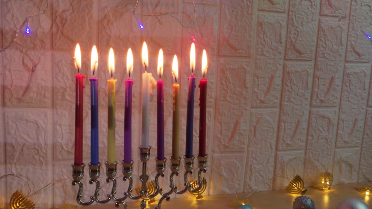 Menorah di Hanukkah con nove candele accese