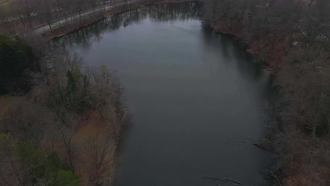 Berea-Ohio-Metroparks,-Wallace-lake-in-the-winter,-flying-over-Wallace-Lake-heading-South