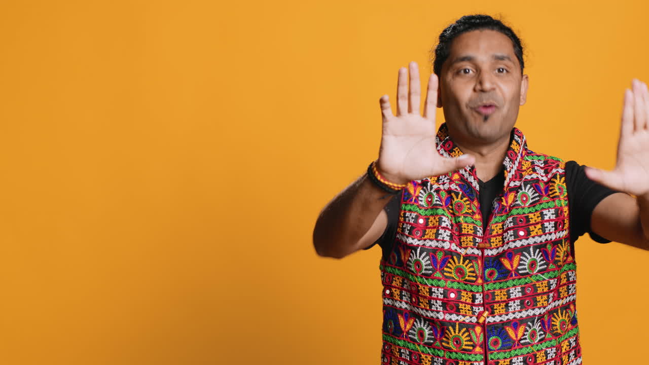 persona autorizada haciendo una firme señal de parada gestando, fondo de estudio