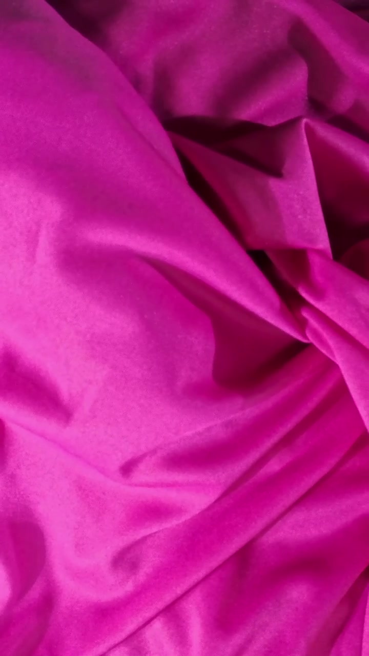 Primo piano della texture di tessuto rosa vibrante.