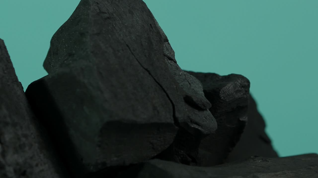 나무 석탄 - 파란 녹색 스크린 배경에 검은 석탄 - 요리 그릴 또는 산업에 사용 - 자연 나무 석탄, 강하게 가열 된 목재에 의해 생산 된 검은 탄소 reesidue - 그릴 bbq.