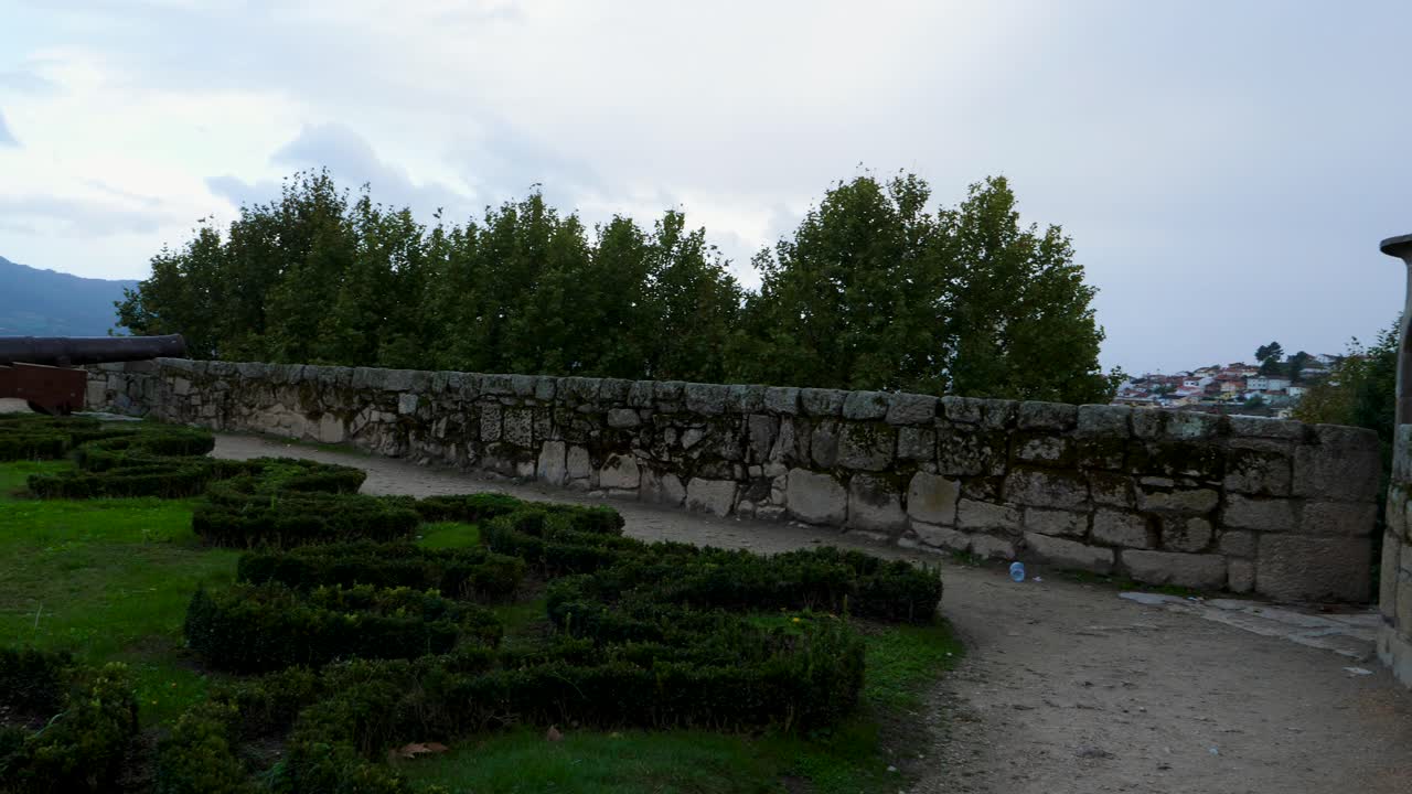 muralla y jardín del castillo, chaves, portugal