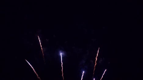 hermosa exhibición de trabajo de fuego colorido por la noche para la celebración en el festival