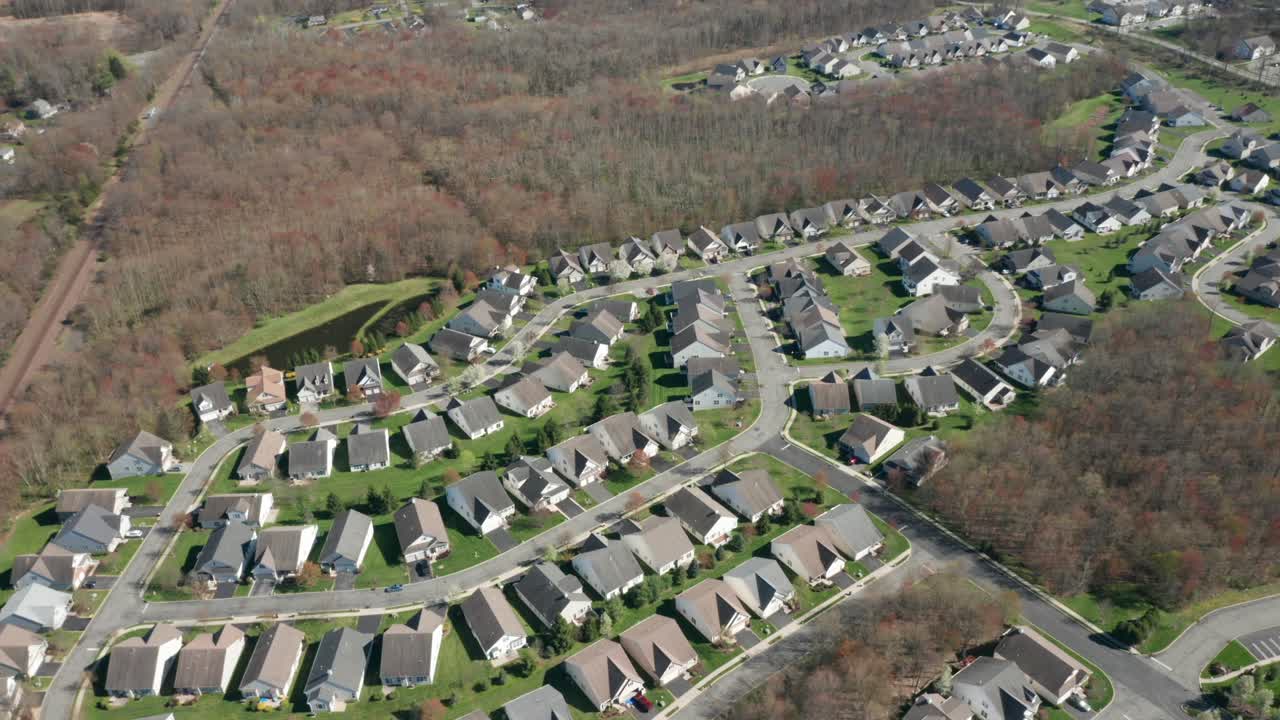 imágenes aéreas de drones de 4k de condominios y viviendas residenciales de callejón sin salida en middletown, nueva york