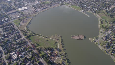 una toma de un dron de 4k de alto vuelo del lago sloan, el lago más grande de la ciudad de denver, colorado, y el hogar del segundo parque más grande en la ciudad, y una miríada de actividades al aire libre