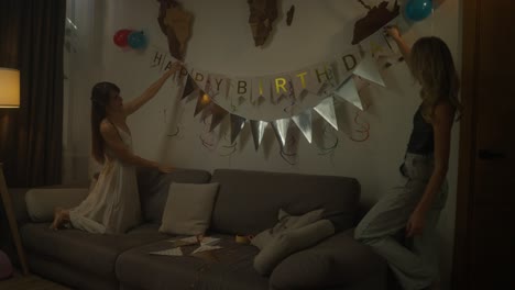 amigos decorando para una fiesta de cumpleaños