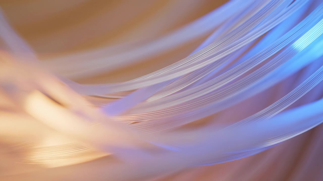 Vista abstracta de cerca de cintas de tela sedosa que se extienden por el encuadre en tonos cálidos beige y dorados, con un centro suavemente brillante y un fondo liso y borroso.
