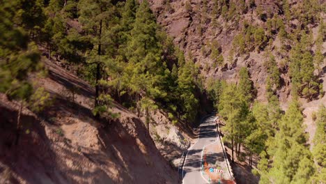 Luftdrohne-Fliegt-über-Felsiger-Waldbergstraße-Mit-Straßenarbeiten-Im-Hochgebirge-Auf-Gran-Canaria,-Spanien