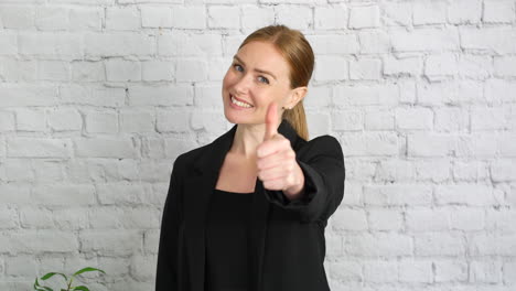 A-businesswoman-giving-a-thumbs-up-hand-gesture,-The-girl-raises-her-thumb-and-smiles