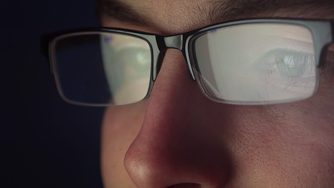 reflejo del gráfico de barras en las gafas de los comerciantes, vista de cerca del hombre que comercia con acciones o criptomonedas