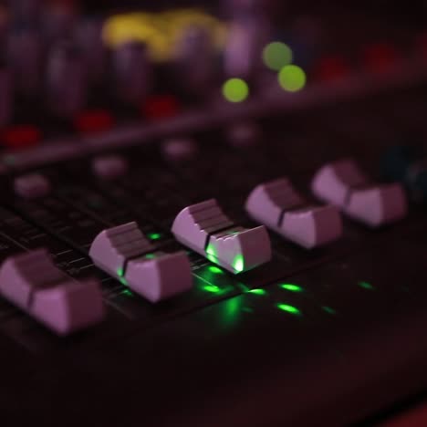 experto en el ajuste de la consola de mezcla de audio