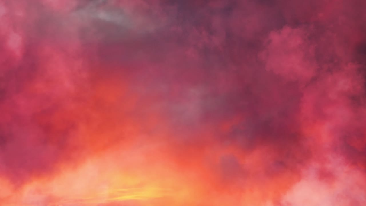 일몰이나 일출의 두꺼운 구름이 더 가까이 이동합니다.