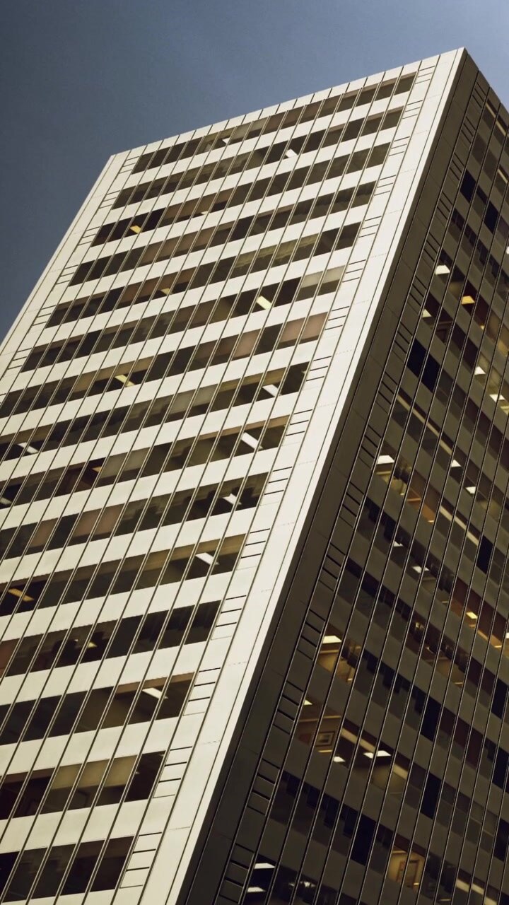 Edificio moderno con grandi finestre e design geometrico in un contesto urbano