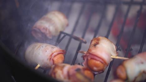 grillado de salchichas envueltas en tocino