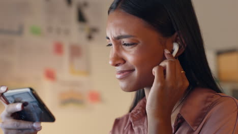 teléfono, música y baile con una mujer joven