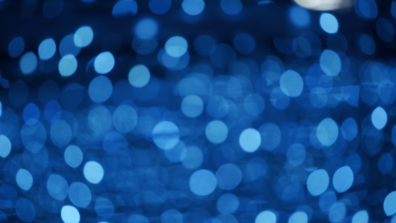 fondo abstracto con bolas de bokeh desfocadas para navidad. telón de fondo de vacaciones de año nuevo con luces relucientes de guirnaldas de bombillas. lente real borrón de luces brillantes de fiesta de invierno por la noche