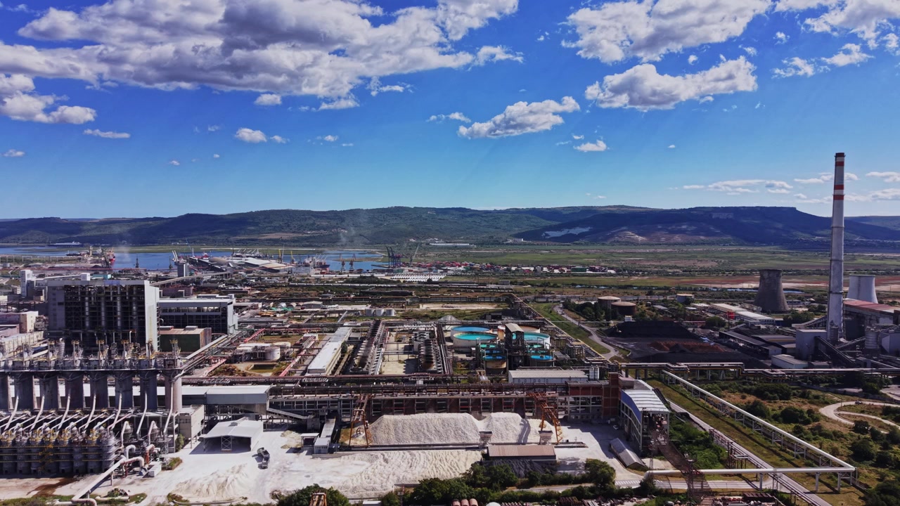 Centrale elettrica e area industriale situate vicino a un paesaggio verde