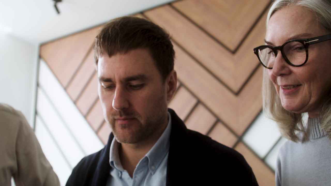 maestro y estudiantes en el aula