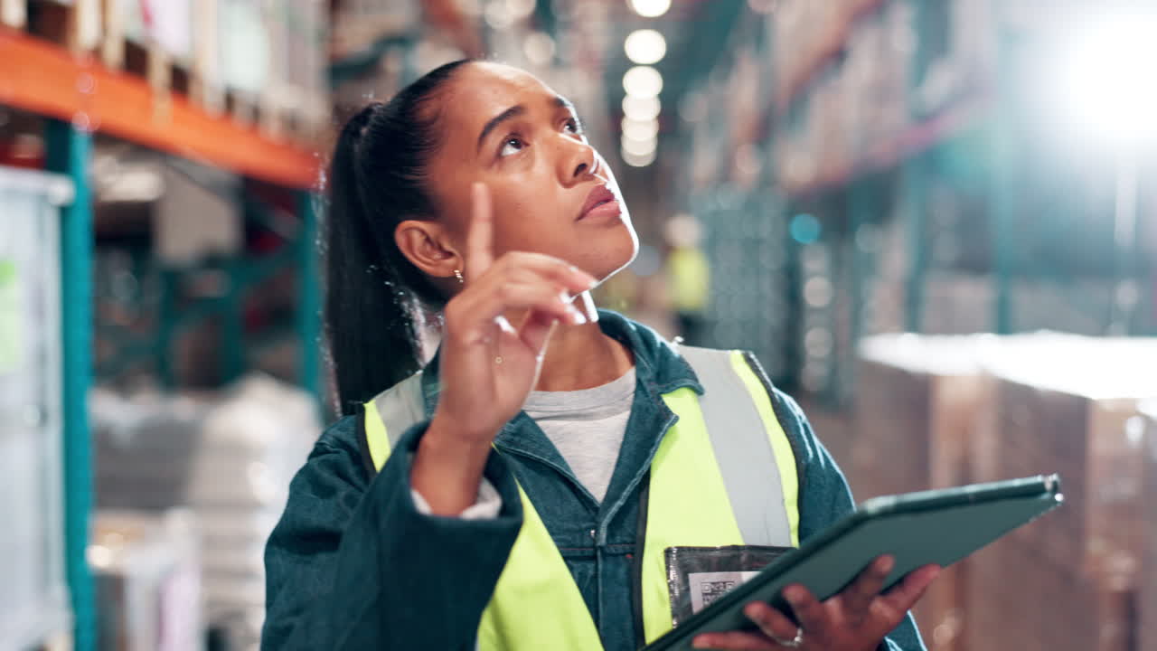 trabajador de almacén que utiliza una tableta para la gestión del inventario