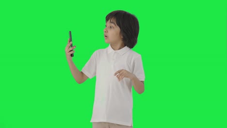 Niño-Indio-Hablando-En-Videollamada-Pantalla-Verde