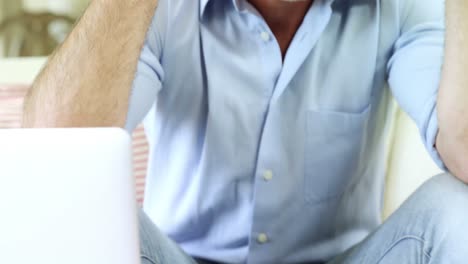 hombre tenso sentado con la mano en la frente