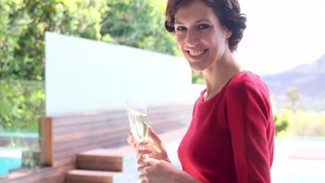 Frau-Hält-Ein-Glas-Champagner