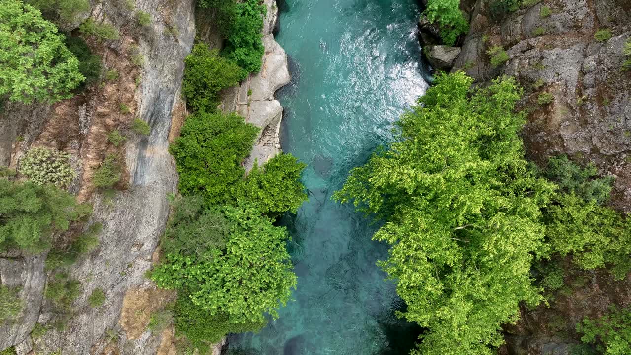 Vista aerea di un fiume turchese che serpeggia attraverso un canyon